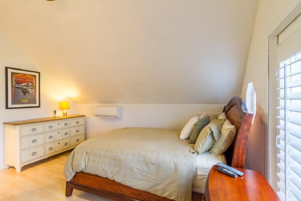 497 Sombrero Beach Road Marathon, FL 33050 - Photo 22 of 33 a bedroom with a bed and a window