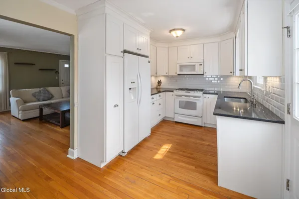 $369,900 | 2212 Niskayuna Drive, Niskayuna, NY 12309