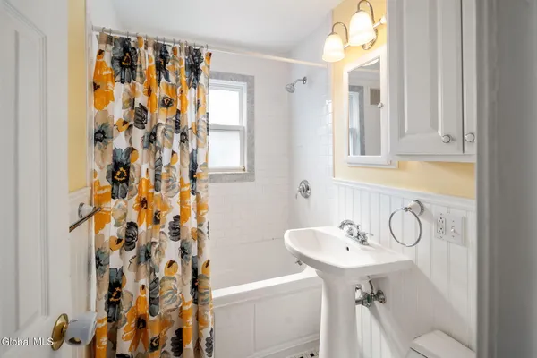 $369,900 | 2212 Niskayuna Drive, Niskayuna, NY 12309