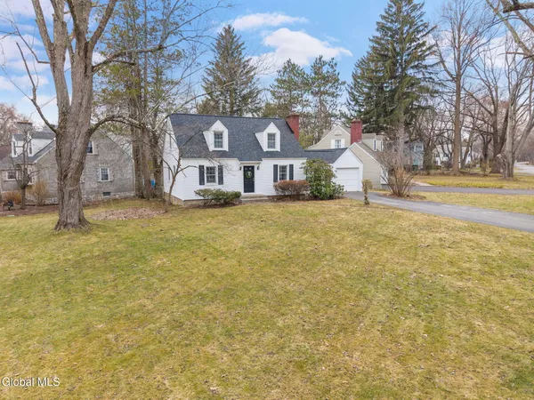 $369,900 | 2212 Niskayuna Drive, Niskayuna, NY 12309