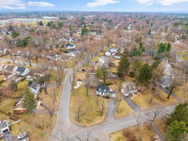 $369,900 | 2212 Niskayuna Drive, Niskayuna, NY 12309
