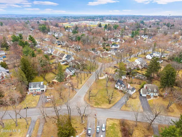 $369,900 | 2212 Niskayuna Drive, Niskayuna, NY 12309