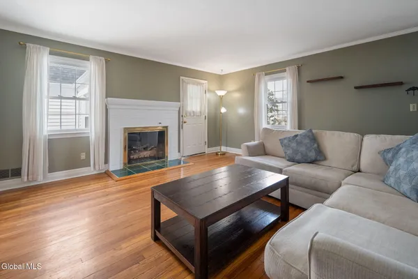 $369,900 | 2212 Niskayuna Drive, Niskayuna, NY 12309