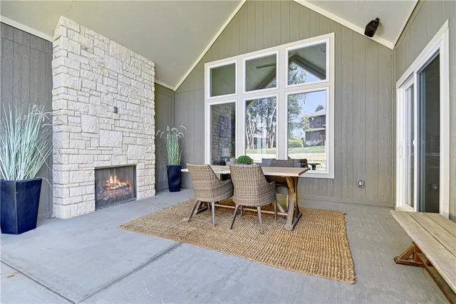 $1,014,755 | 24949 West 98th Place, Lenexa, KS 66227