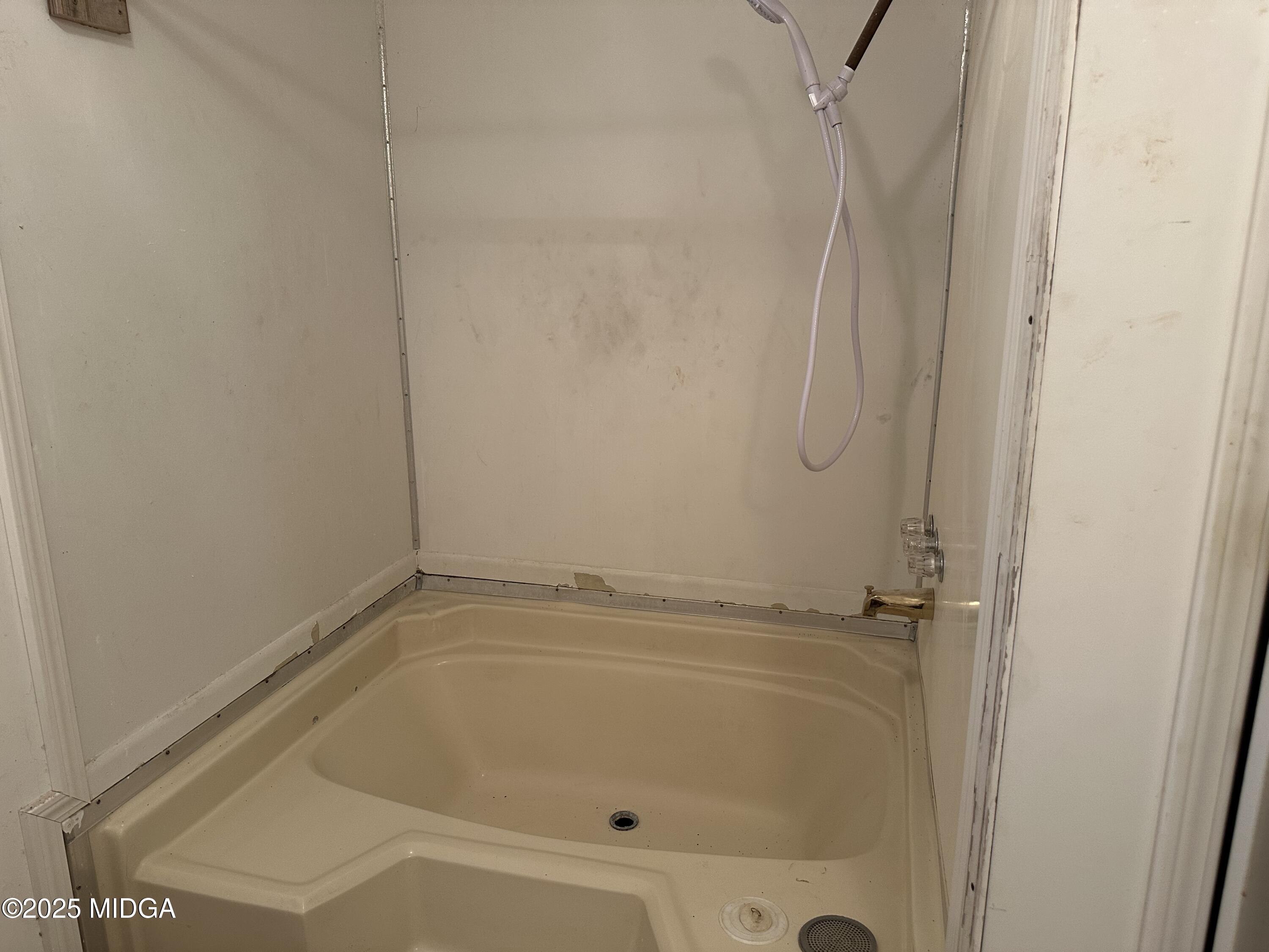 362 Old Macon Road Gray, GA 31032 - Photo 18 of 23 a close view of a bathtub in bathroom