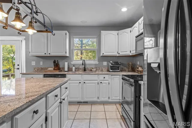 $598,900 | 9525 East Vista Drive, Hillsboro, MO 63050