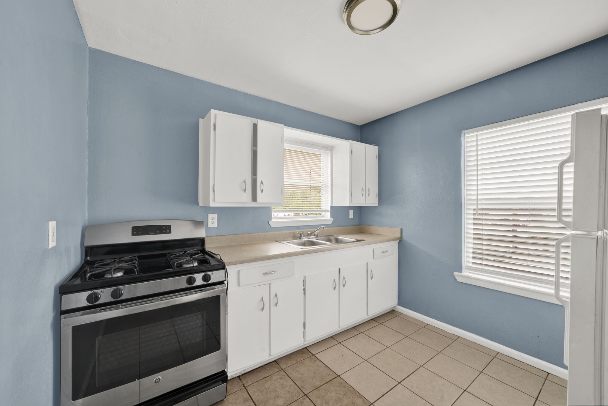 904 Beverly Avenue, Unit 6 Pasadena, TX 77506 - Photo 23 of 32 a kitchen with a stove a sink and a window