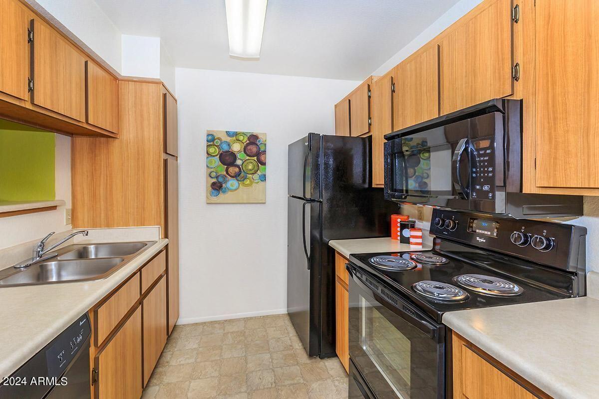 3040 East Shea Boulevard, Unit C Phoenix, AZ 85028 - Photo 3 of 12 a kitchen with a sink stove and refrigerator