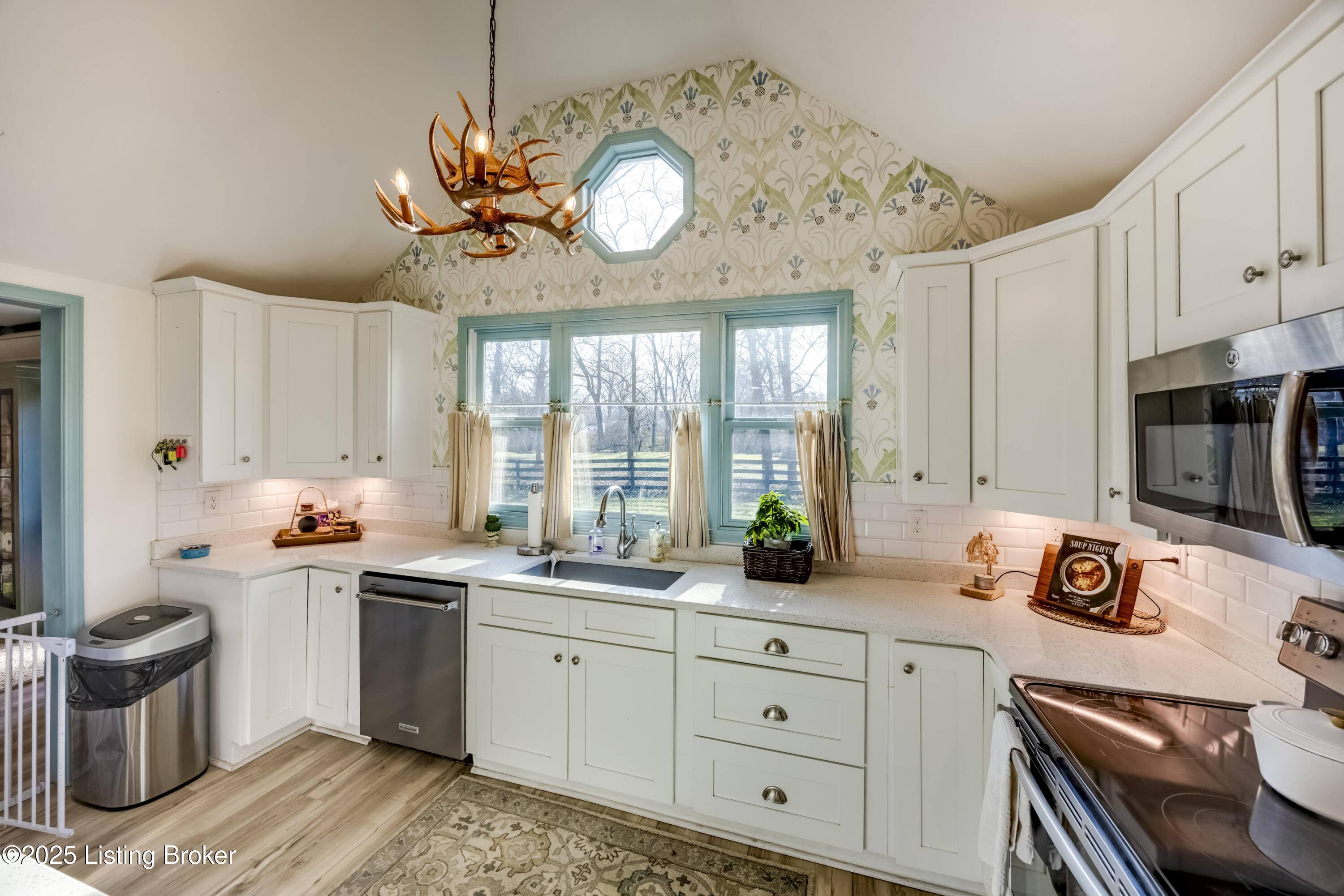 219 Wood Road Louisville, KY 40222 - Photo 9 of 60 2Y0A5275-A