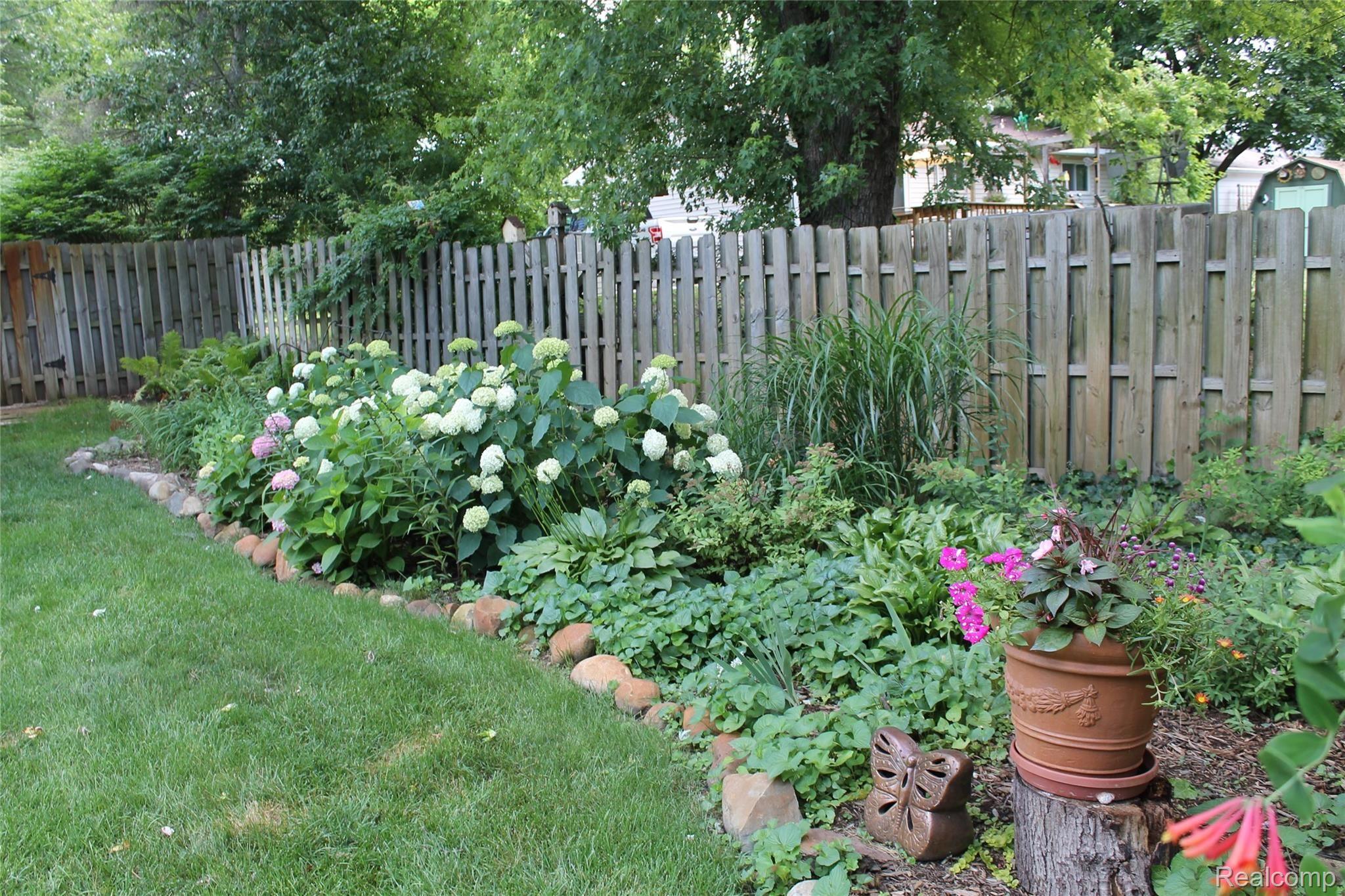 2670 East Wardlow Road Highland, MI 48356 - Photo 72 of 99 Flowerbed in full bloom