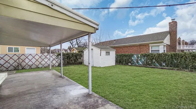 a view of a backyard