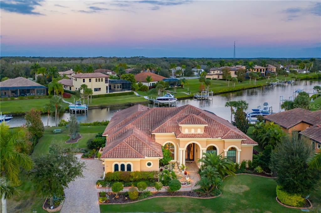 Large family estate in the Nautical & Golf Community of The Islands on the Manatee River