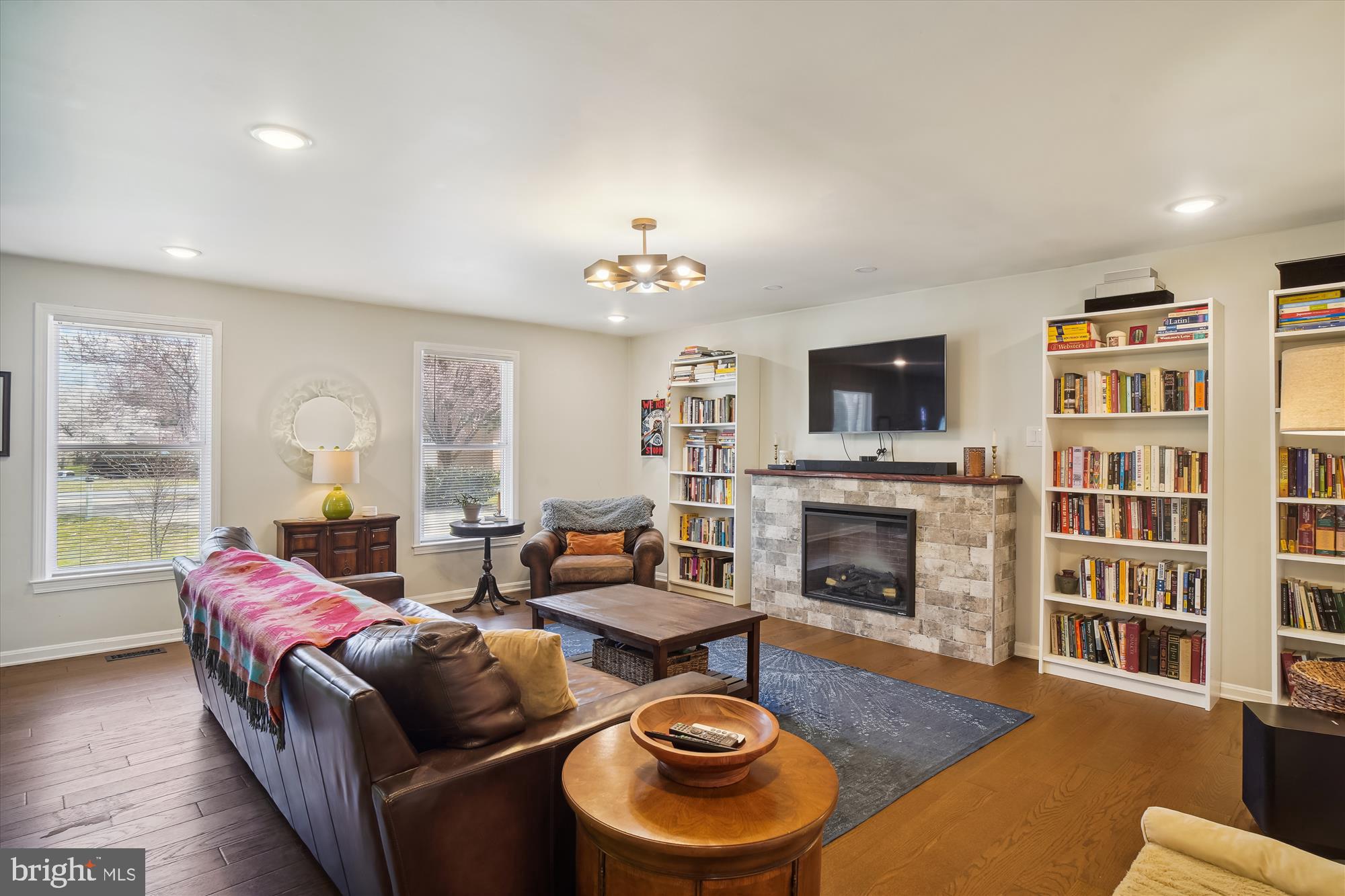 17 Homecrest Court Silver Spring, MD 20906 - Photo 3 of 38 Living Room