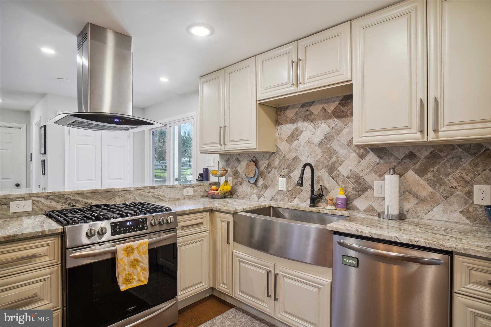 17 Homecrest Court Silver Spring, MD 20906 - Photo 9 of 38 Kitchen