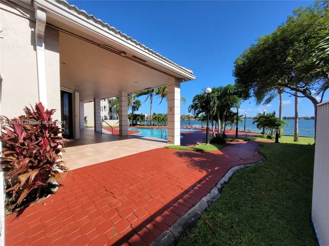 a view of a backyard with basketball court