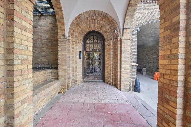 a view of entryway with a garden