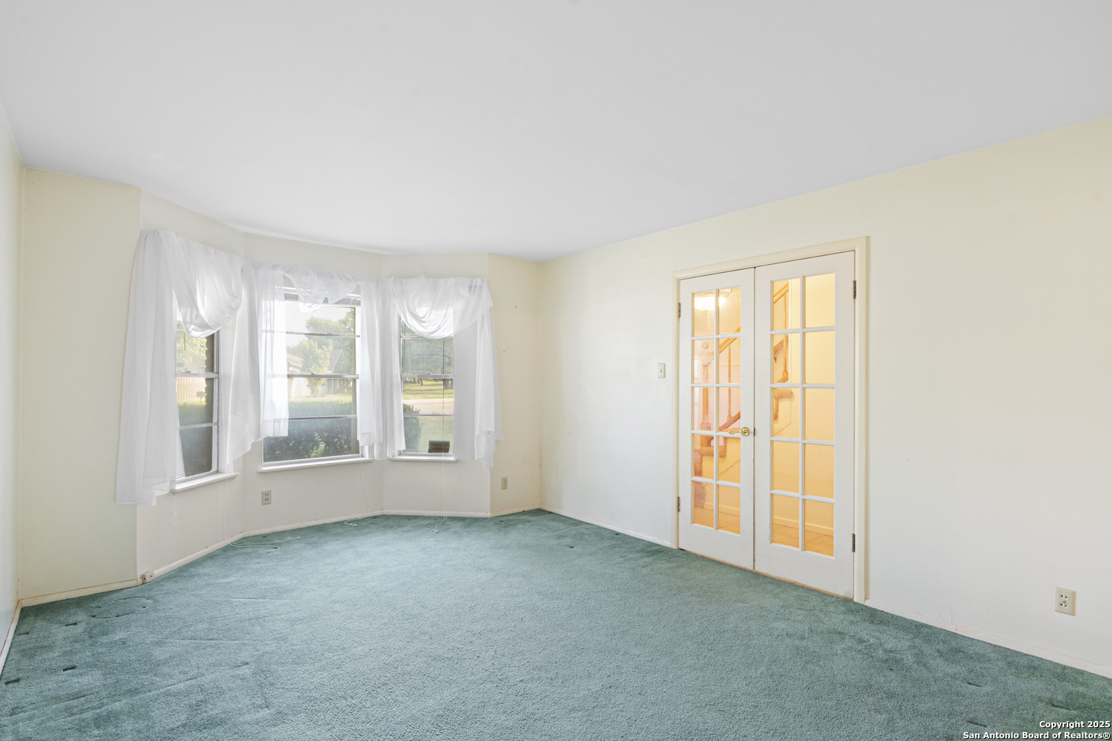 715 Studer Street Uvalde, TX 78801 - Photo 5 of 44 an empty room with windows