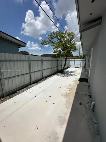 a view of a backyard