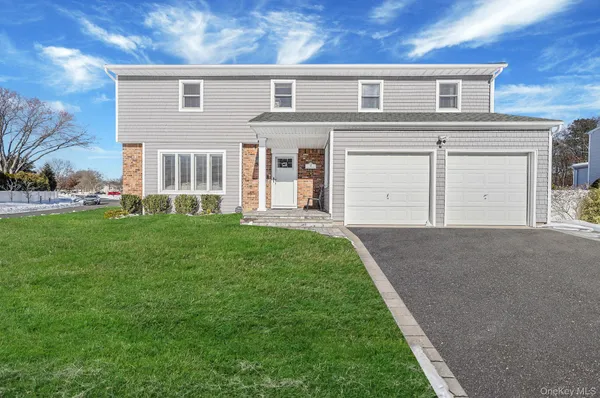 $799,000 | 49 Gainsborough Road, Holbrook, NY 11741