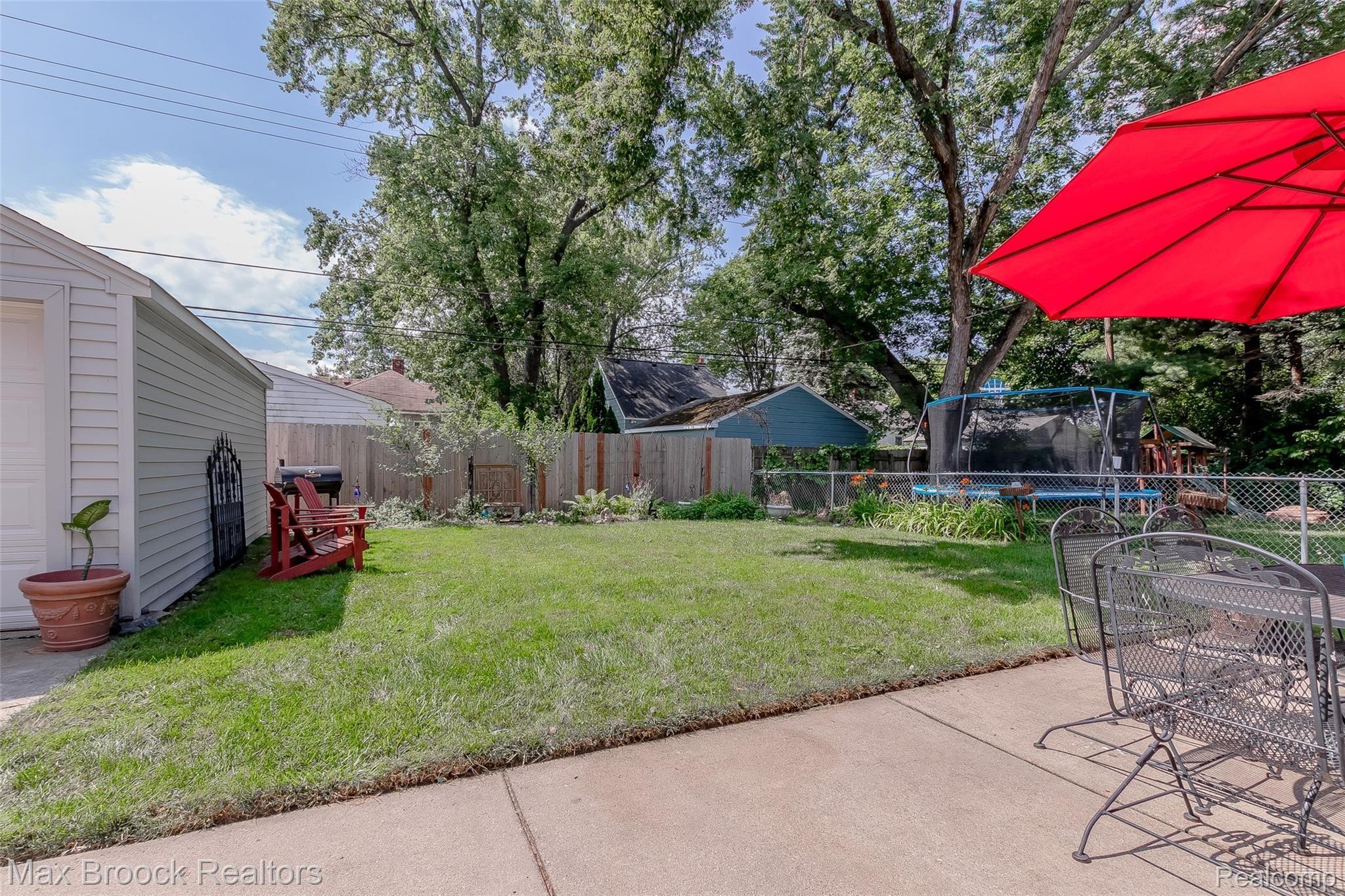 1353 Columbia Road Berkley, MI 48072 - Photo 8 of 29 IMG_1068-HDR.jpg