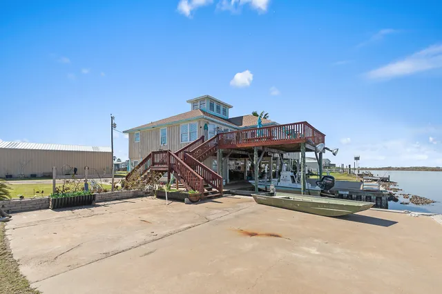 $535,000 | 222 Fishermans Isle, Brazoria, TX 77422