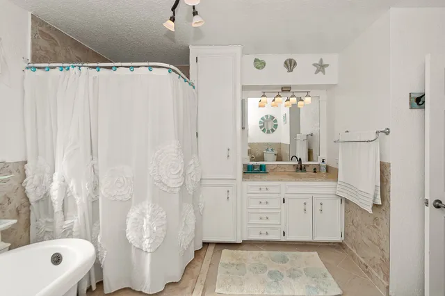 $535,000 | 222 Fishermans Isle, Brazoria, TX 77422