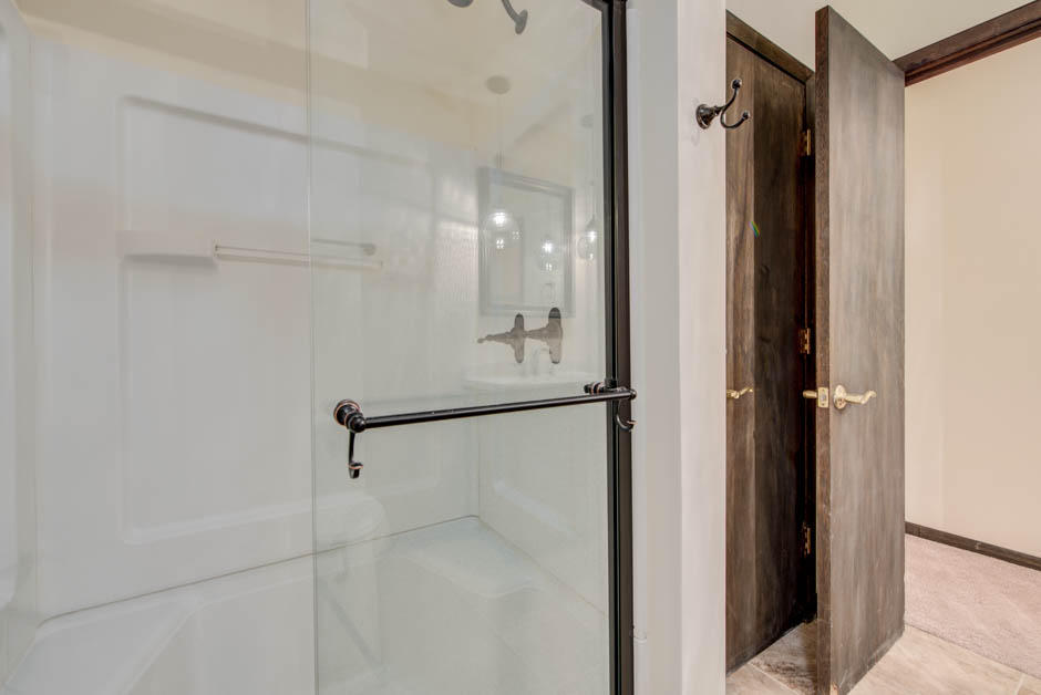 583 Stephens Road Rocky Top, TN 37769 - Photo 20 of 27 Walk in shower