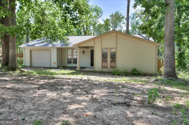 a view of a house with a yard