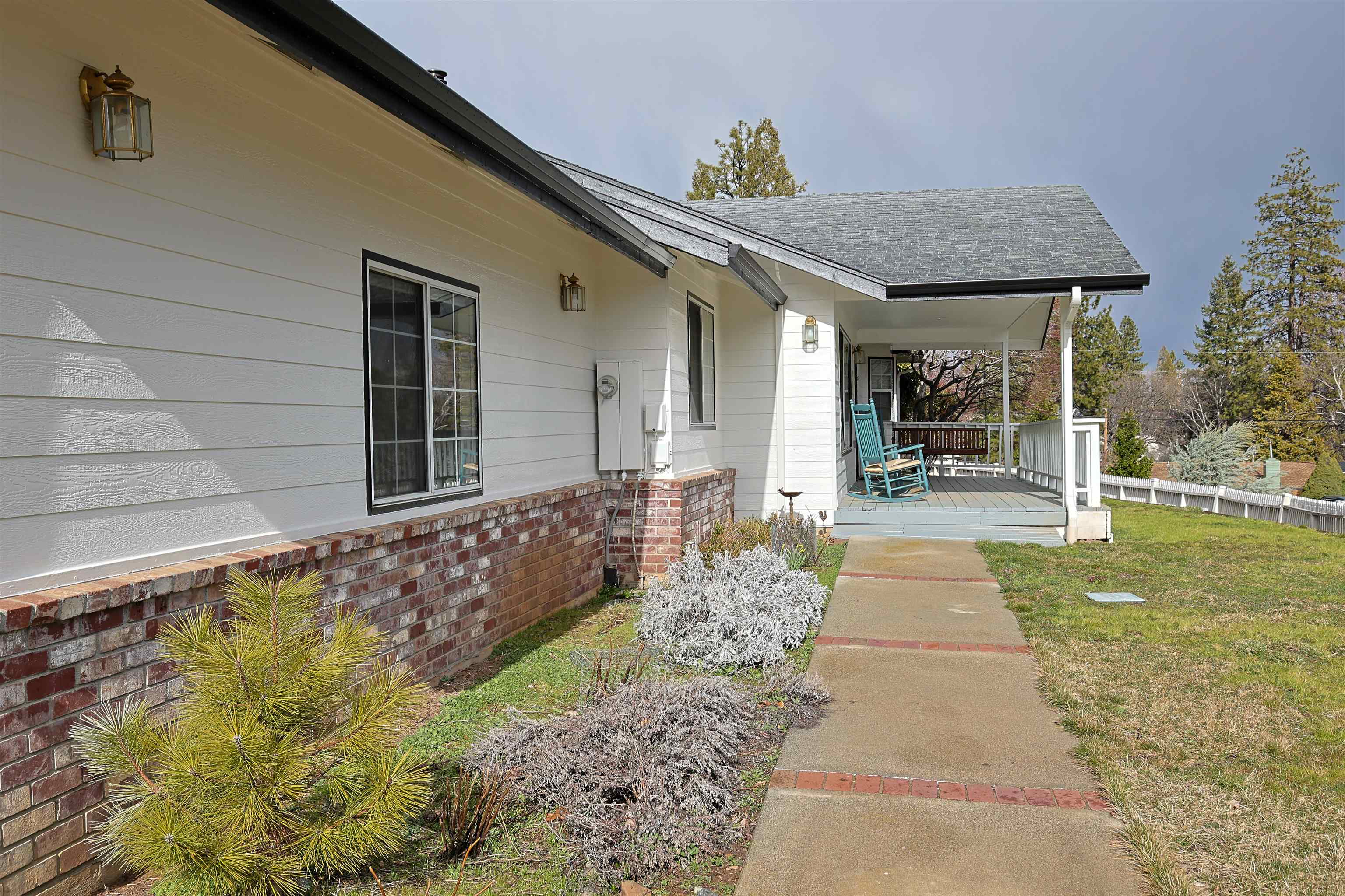215 Humbug Road Yreka, CA 96097 - Photo 3 of 28 Gallery Image 3