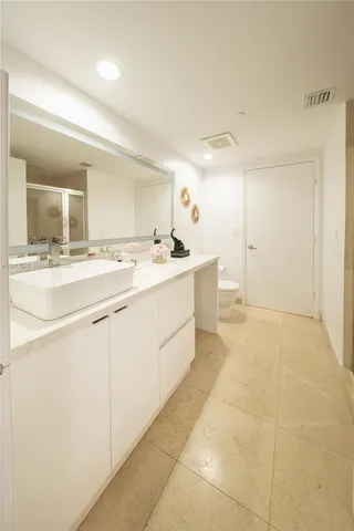 $5,600 | 465 Brickell Avenue, Unit 4705, Miami, FL 33131