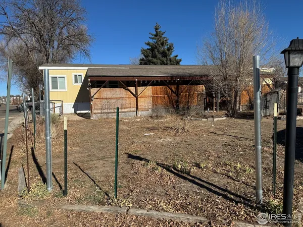 a view of a house with backyard