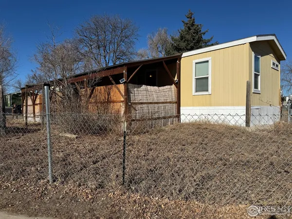 a view of a backyard with wooden floor