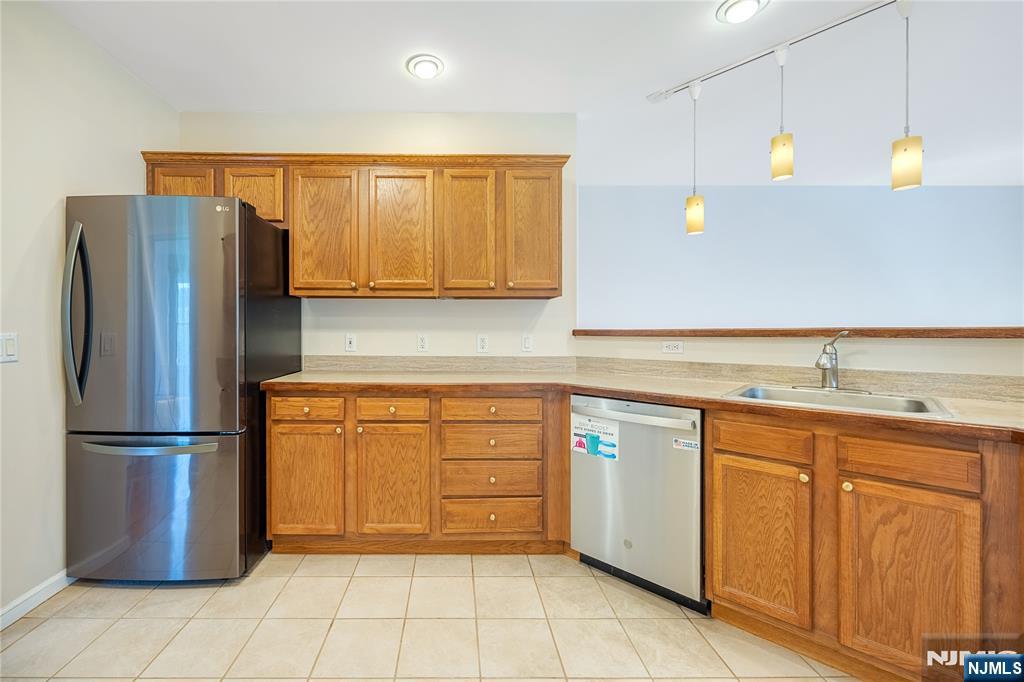 337 The Promenade, Unit 337 Edgewater, NJ 07020 - Photo 12 of 28
