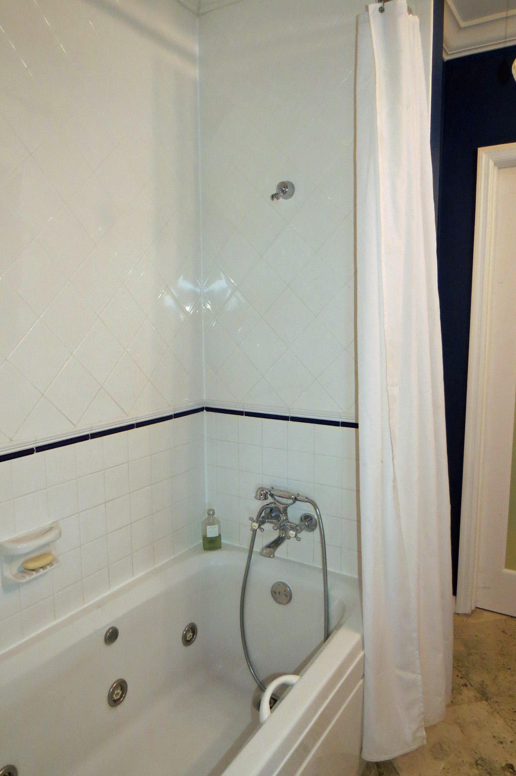 28 South Exuma Road Key Largo, FL 33037 - Photo 18 of 50 Guest Bathroom