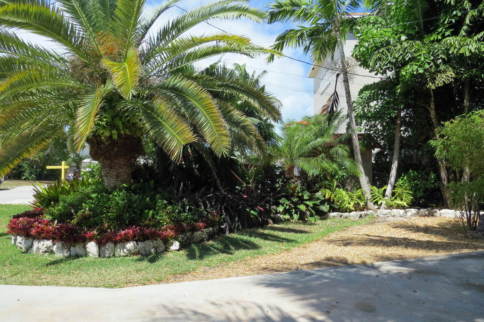 28 South Exuma Road Key Largo, FL 33037 - Photo 29 of 50 Front Yard