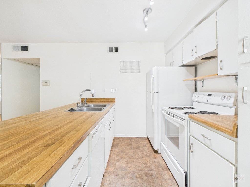 910 Duncan Lane, Unit 26 Austin, TX 78705 - Photo 19 of 31 a kitchen with a stove and a refrigerator