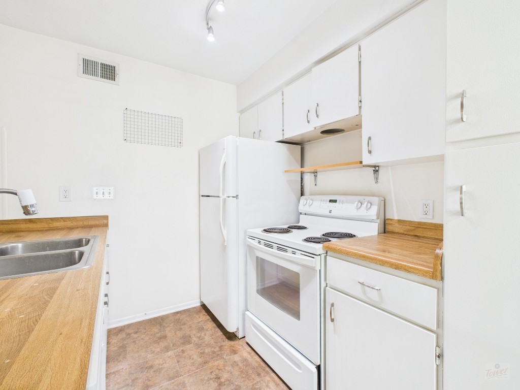 910 Duncan Lane, Unit 26 Austin, TX 78705 - Photo 20 of 31 a kitchen with a stove sink and refrigerator