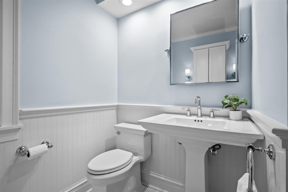 299 Vernon Avenue Glencoe, IL 60022 - Photo 15 of 42 a bathroom with a toilet sink and mirror
