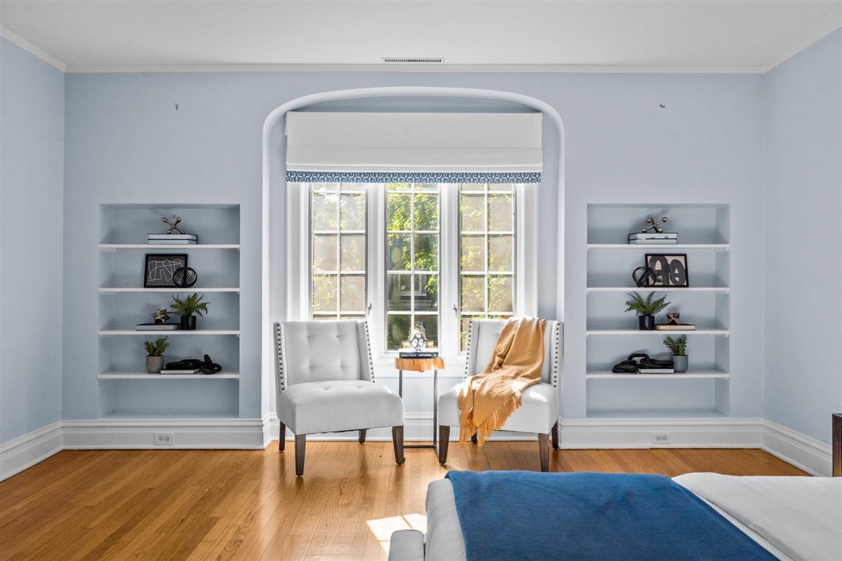299 Vernon Avenue Glencoe, IL 60022 - Photo 21 of 42 a living room with furniture and a window
