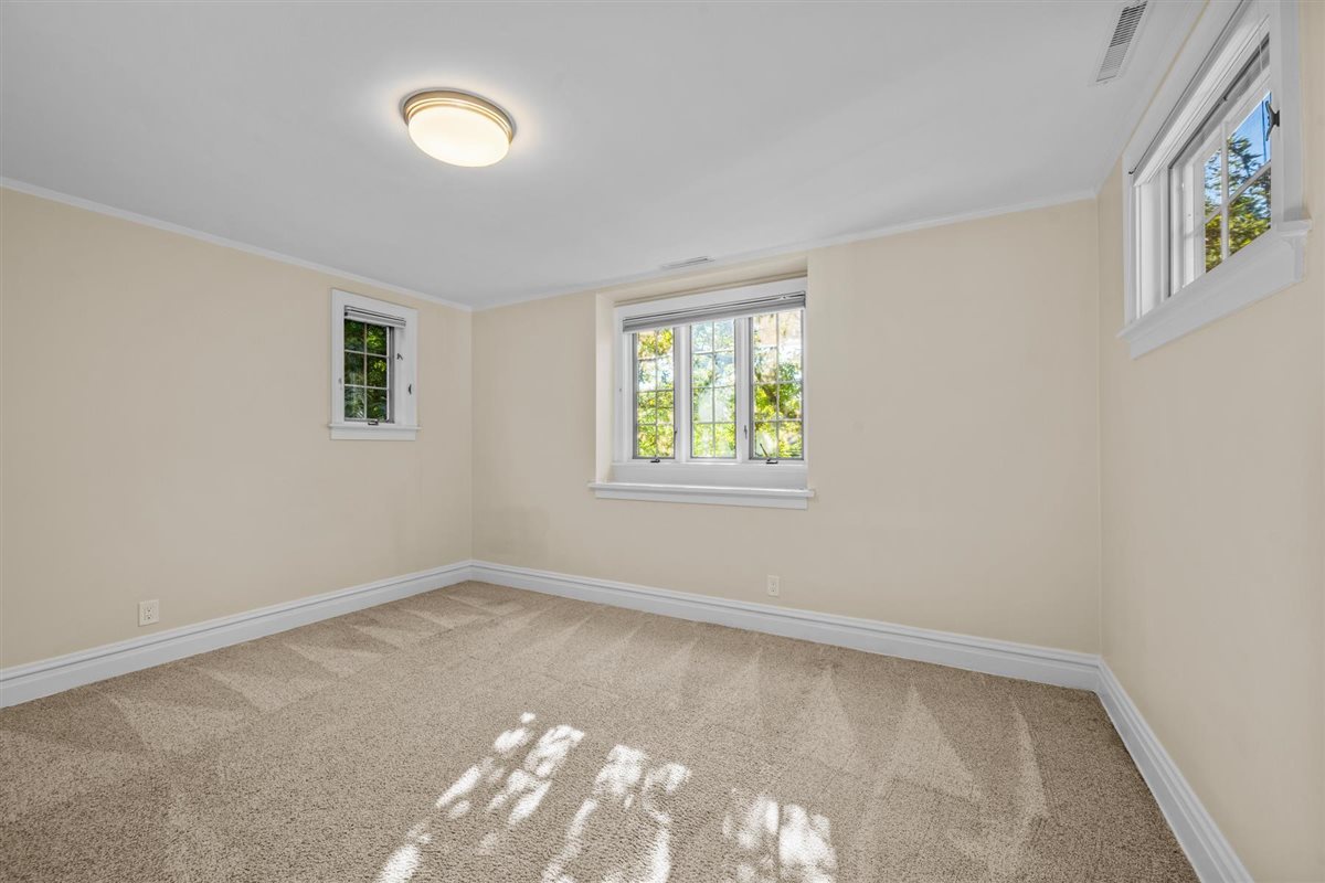 299 Vernon Avenue Glencoe, IL 60022 - Photo 25 of 42 an empty room with a window
