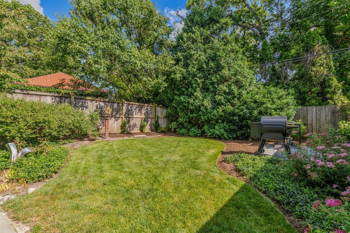 299 Vernon Avenue Glencoe, IL 60022 - Photo 36 of 42 a garden view with a seating space