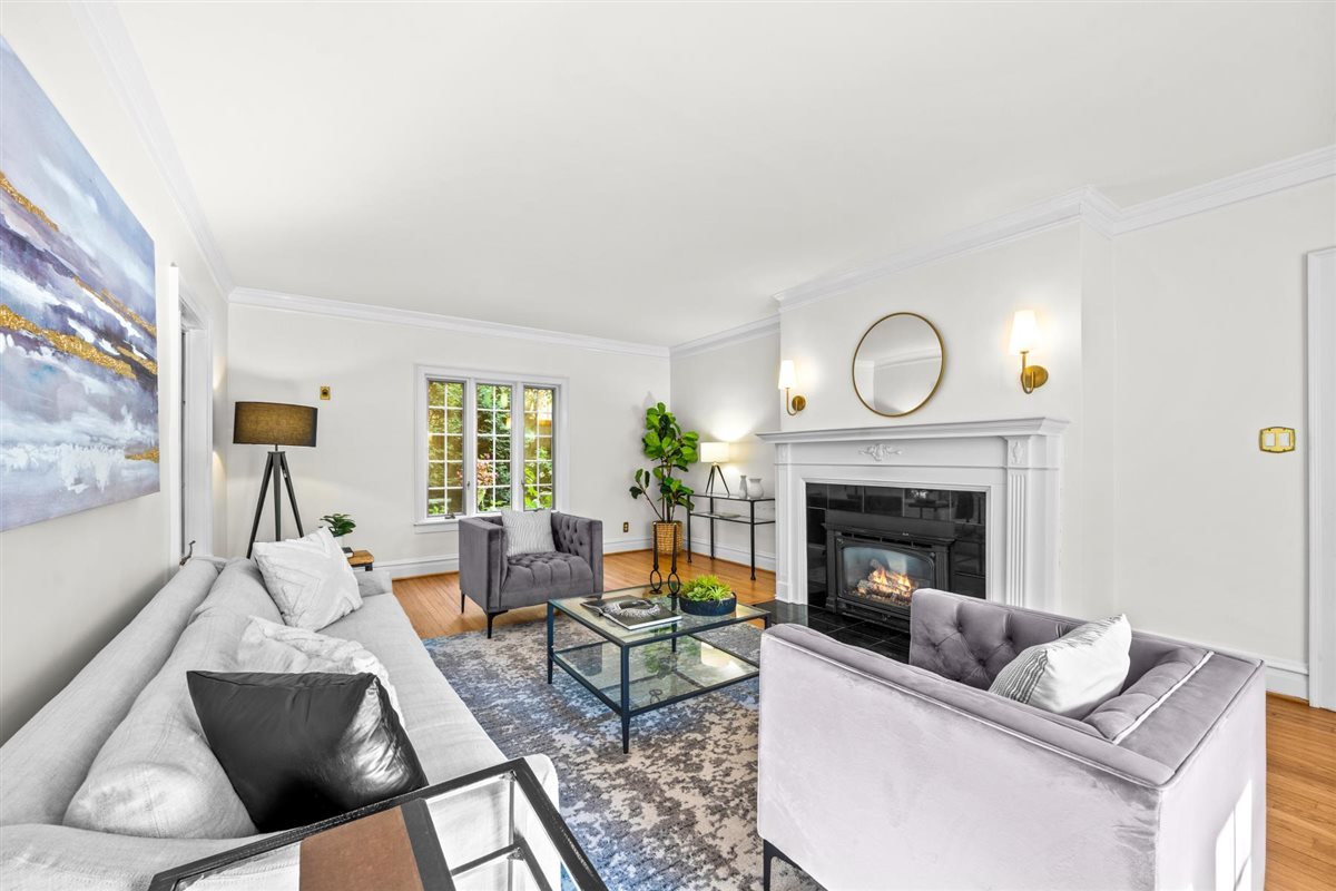 299 Vernon Avenue Glencoe, IL 60022 - Photo 5 of 42 a living room with furniture and a fireplace