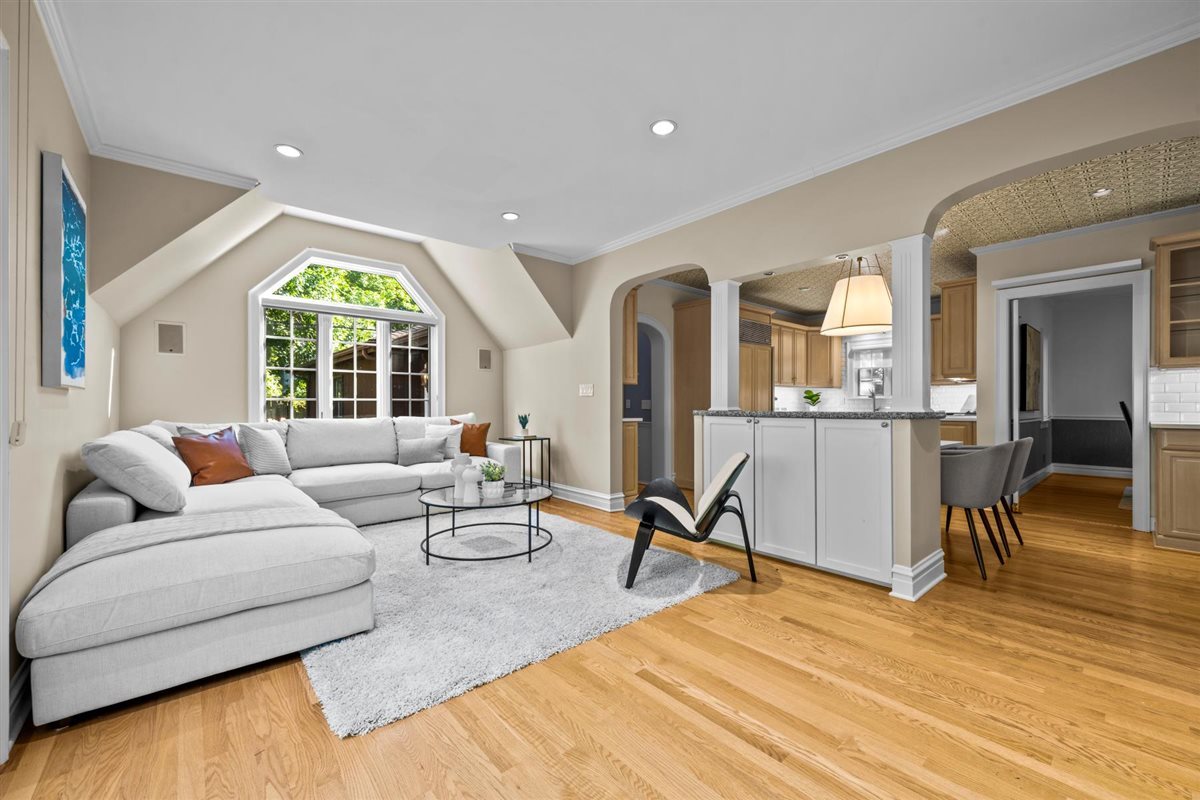 299 Vernon Avenue Glencoe, IL 60022 - Photo 10 of 42 a living room with furniture and a table