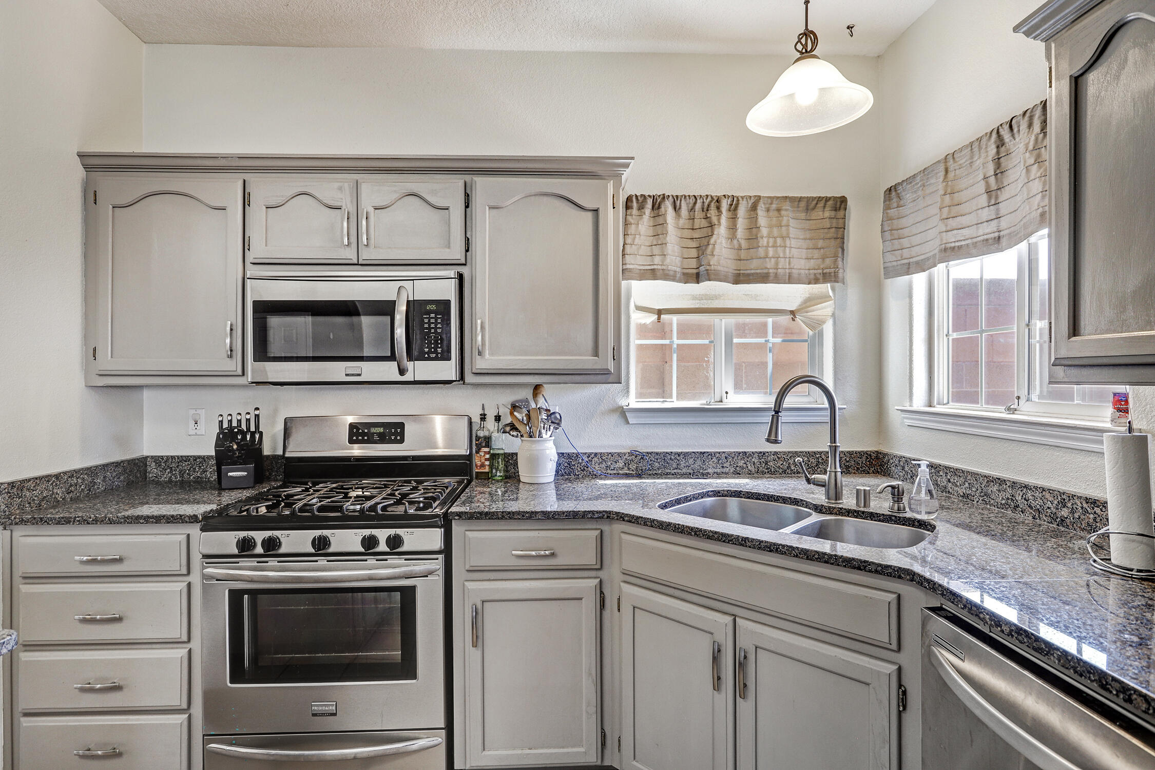 7516 Peregrine Road Northeast Albuquerque, NM 87113 - Photo 10 of 29 Gallery Image 10