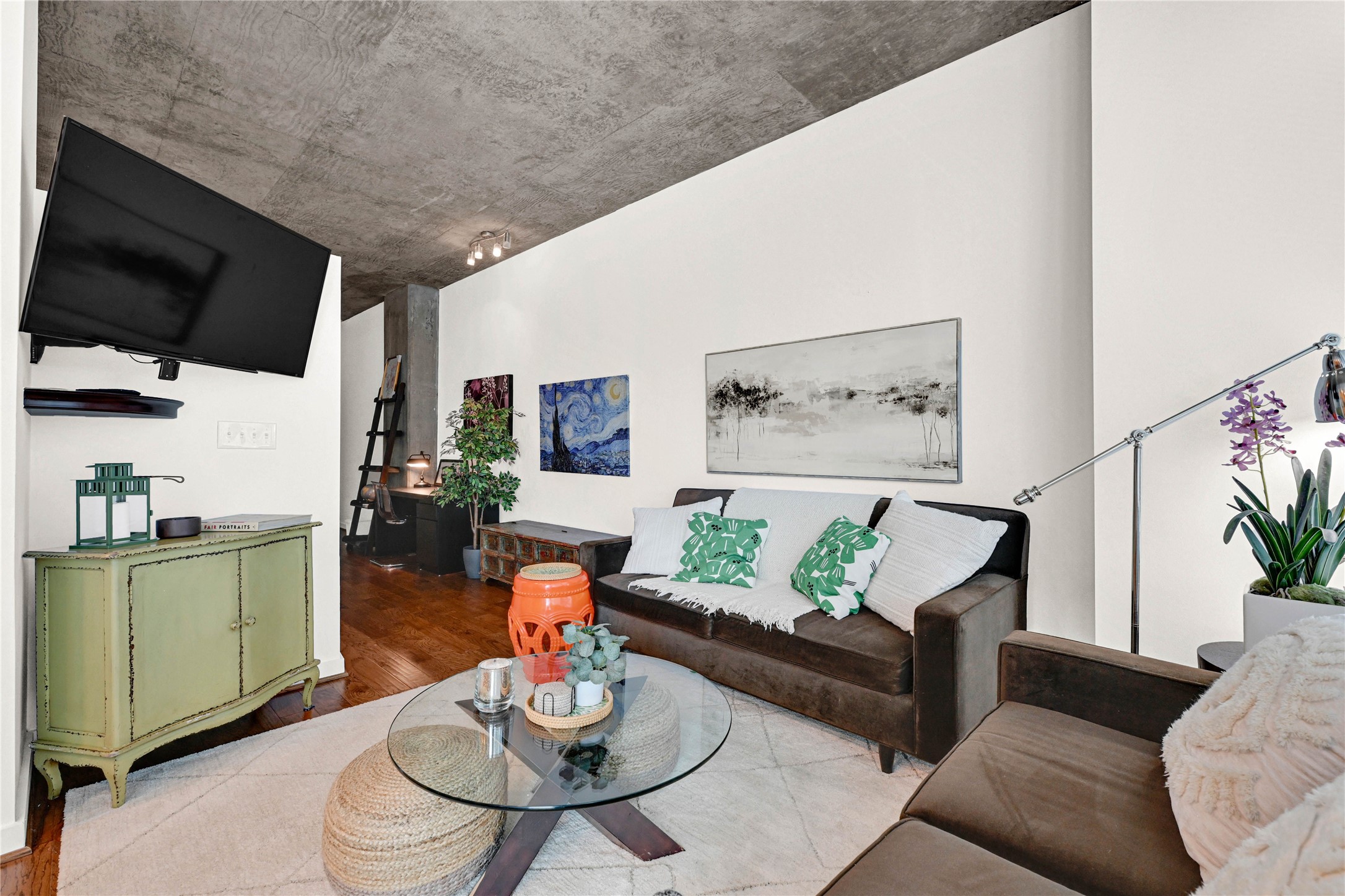 5925 Almeda Road, Unit 10806 Houston, TX 77004 - Photo 32 of 34 a living room with furniture and a flat screen tv