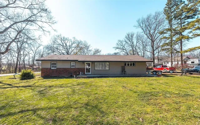 $179,000 | 1325 West Crest Drive, Houston, MO 65483