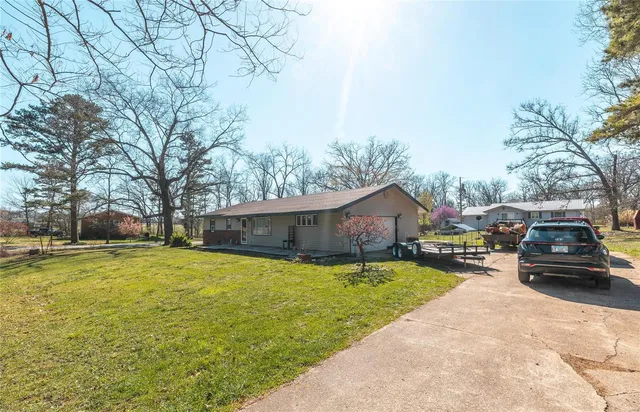 $179,000 | 1325 West Crest Drive, Houston, MO 65483