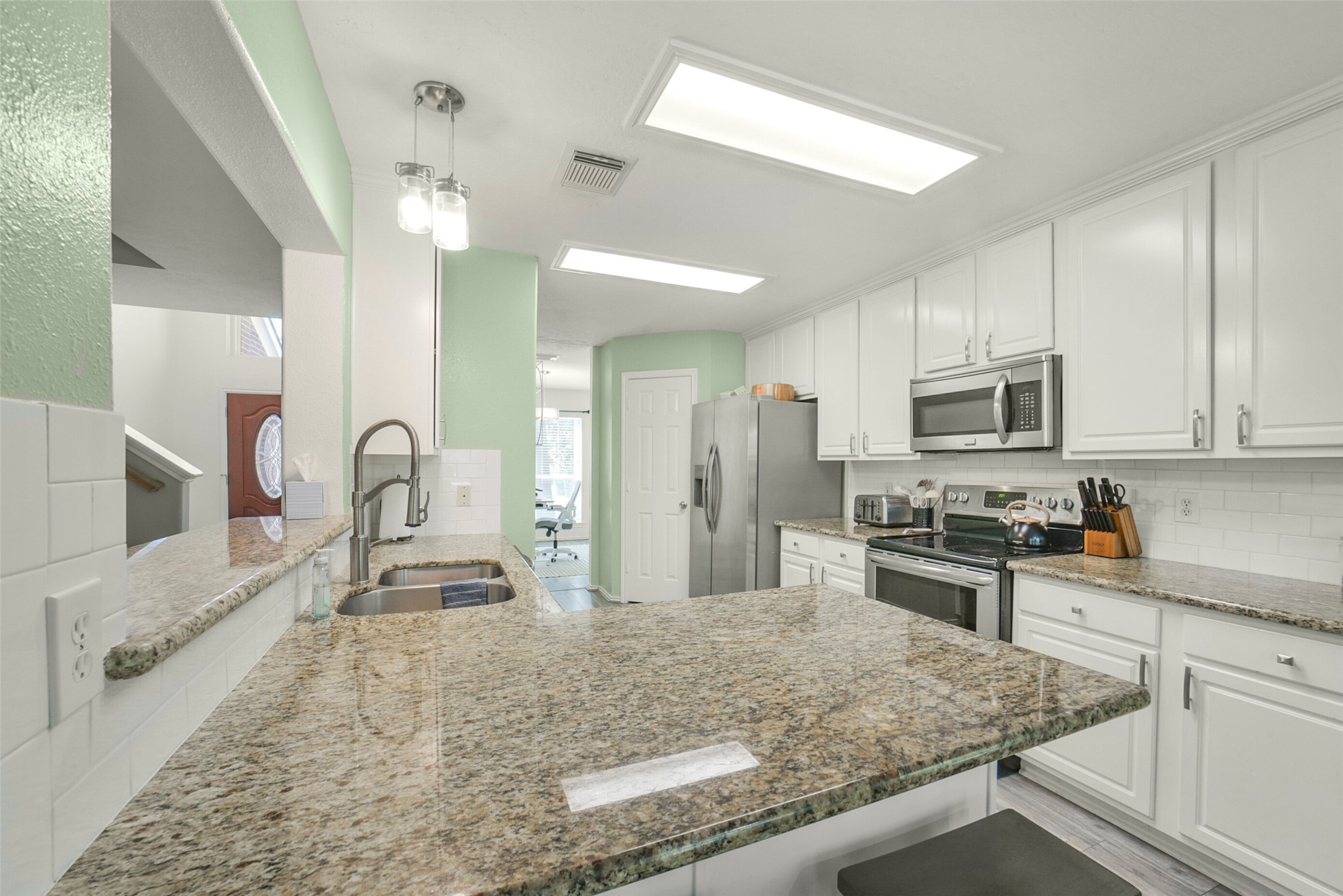 38 Tallow Hill Place Spring, TX 77382 - Photo 15 of 50 a kitchen with stainless steel appliances granite countertop a sink stove and refrigerator
