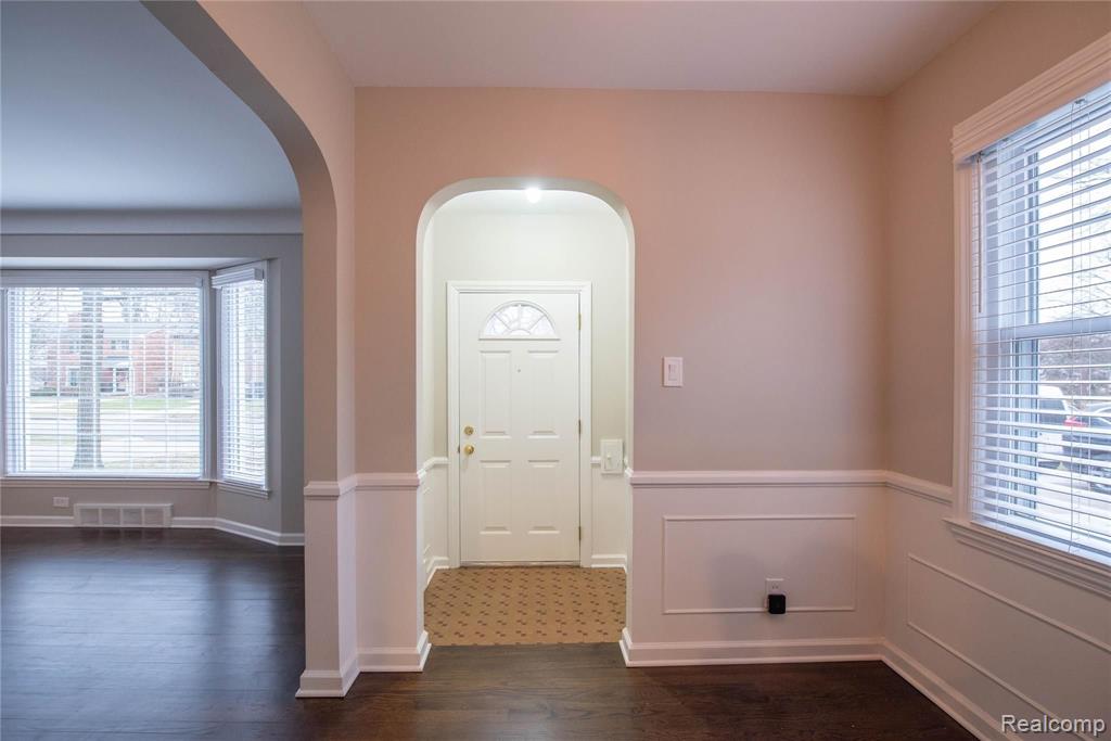 1699 Littlestone Road Grosse Pointe Woods, MI 48236 - Photo 8 of 54