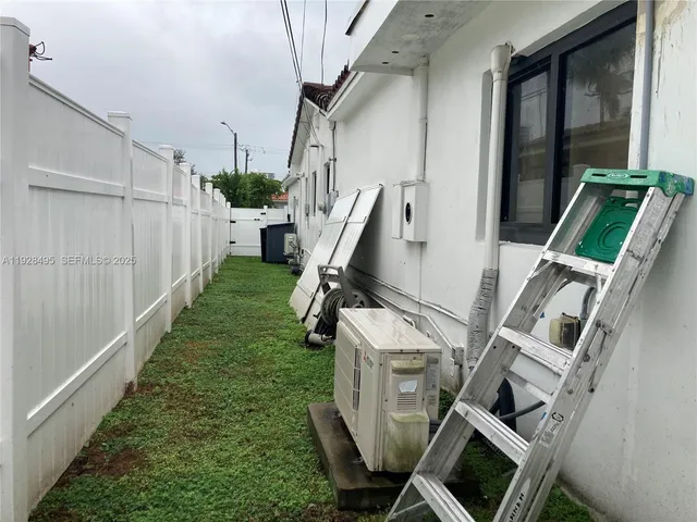 a view of a backyard with pathway